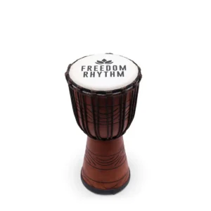 Medium djembe trumma med trumskinn märkt Freedom Rhythm och snidad träkropp