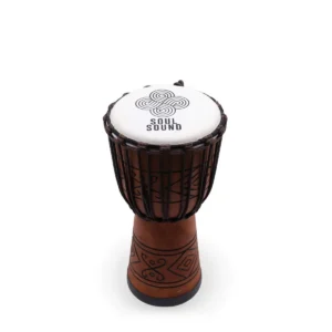 Medium djembe trumma med handkarvad träkropp och vitt trumskinn med Soul Sound-logotyp