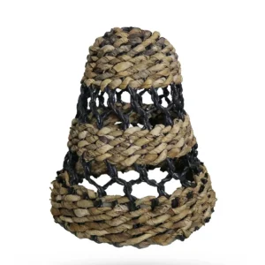 Mellanstor lampskärm i flätat naturligt bananblad och svart raffia med öppen design