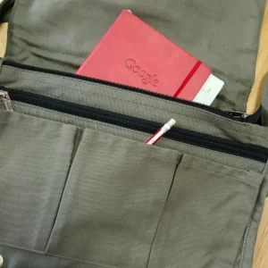 Messengerväska i bomullscanvas för laptop i olivgrönt - produktbild 2