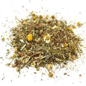 Torkad örtteblandning med kamomill, citron och lavendel på vit bakgrund