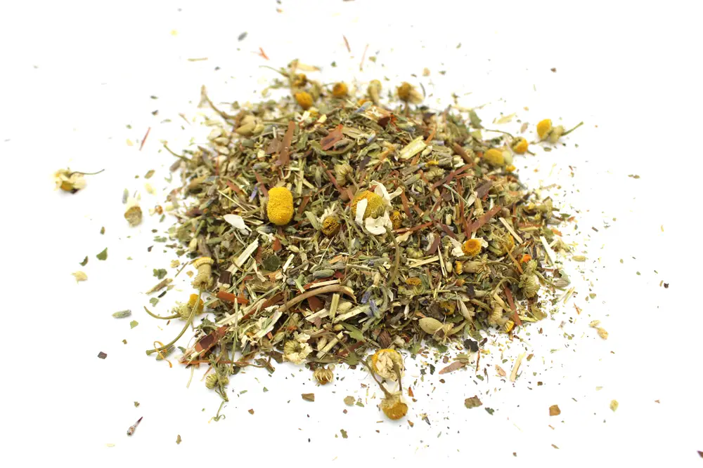 Torkad örtteblandning med kamomill, citron och lavendel på vit bakgrund