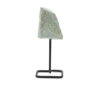Mineralprov av amazonit med blekgrön ton på svart metallställning