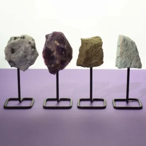 Mineralprov av epidot på metallställning - produktbild 2