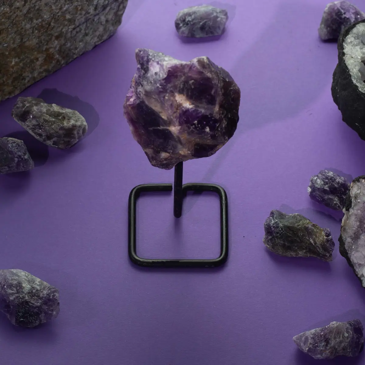 Mineralprov av epidot på metallställning - produktbild 6