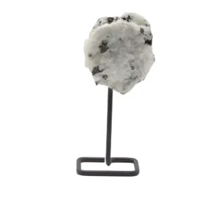 Mineralprov av vit regnbågsmånsten med mörka inslag på svart metallställning