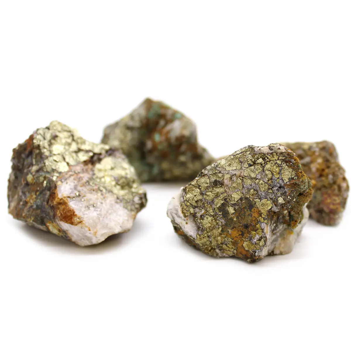 Flera råa mineralprov av chalcopyrit med metallisk yta på vit bakgrund