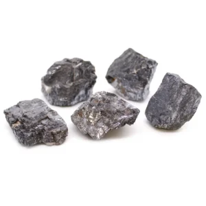 Råa mineralprover av galenit med metallisk glans på vit bakgrund