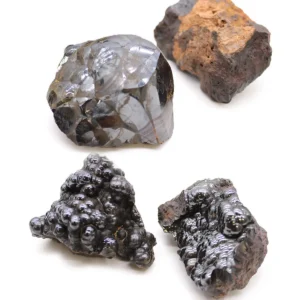 Fyra stycken naturliga hematit mineralprover med svart metallisk yta och varierande form