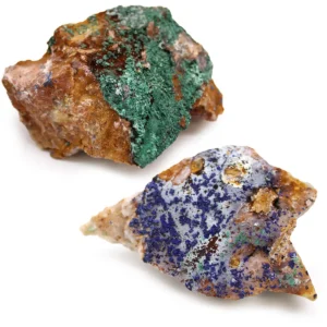 Två mineralprover med blå och grön färg, azurit och malakit, på vit bakgrund