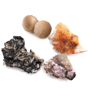 Blandade mineralprover i olika färger och former på vit bakgrund