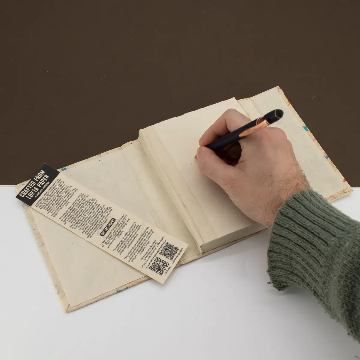 Mini anteckningsbok i Lokta-papper med färgade bomullsfibrer 12x8 cm - produktbild 3
