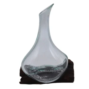 Handgjord mini karaff i smält glas på en bas av återvunnet gammalt trä