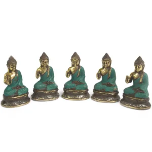 Fem små sittande Buddha-figurer i mässing med upplyft hand och turkosgrön klädsel