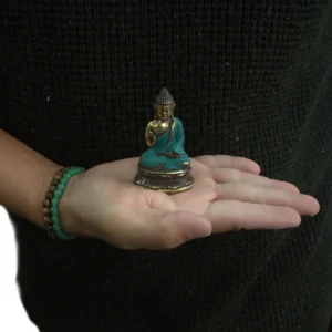Mini sittande Buddha i mässing med upplyft hand - produktbild 3