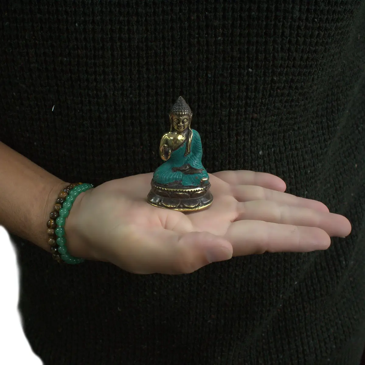 Mini sittande Buddha i mässing med upplyft hand - produktbild 3