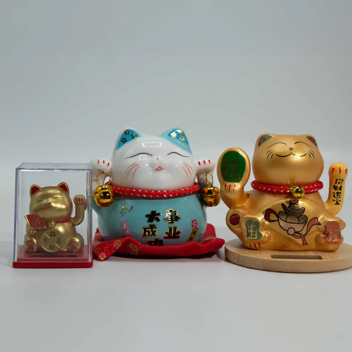 Mini solcellsdriven lyckokatt i displaybox i guld - produktbild 2