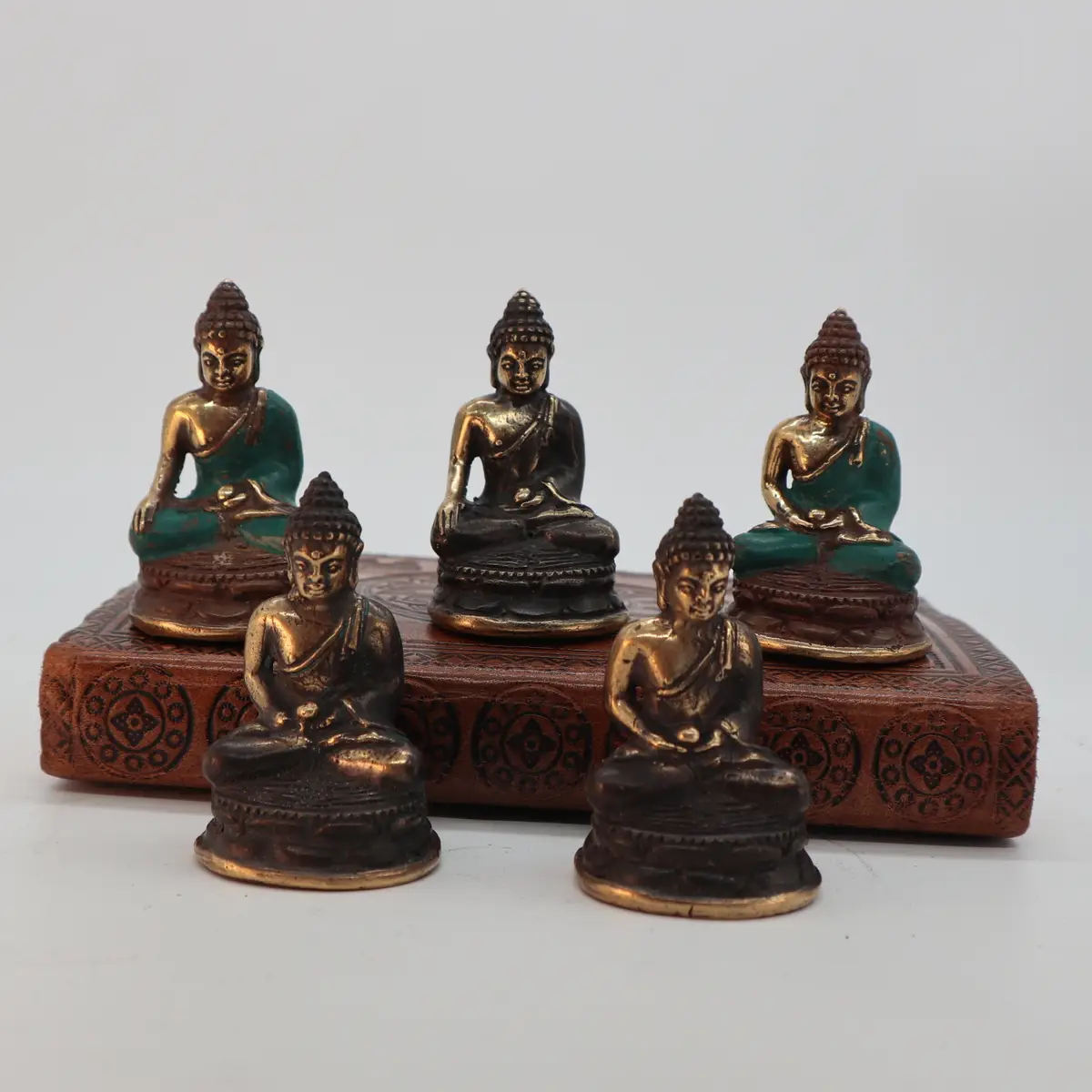 Miniatyr Buddhafigur i mässing sittande i meditation - produktbild 2