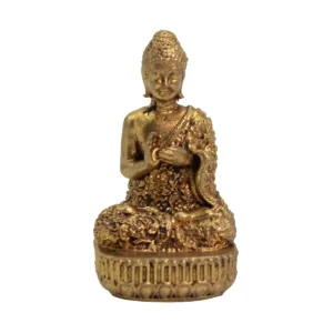 Liten buddhafigur i mässing med detaljerad mönstrad dräkt och bas