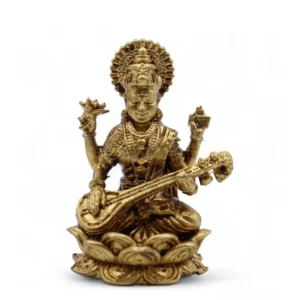 Miniatyrstaty i mässing föreställande gudinnan Saraswati med veena sittande på lotusblomma