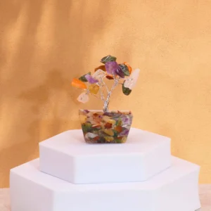 Miniatyrträd av ädelstenar med färgglada stenar på orgonitbas