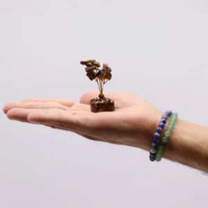 Miniatyrträd av tigeröga på träbas med 15 stenar - produktbild 4