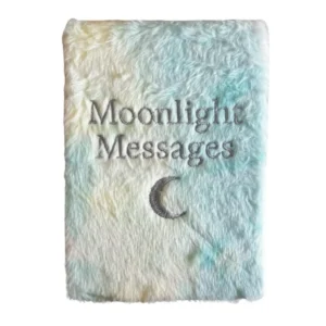 Mjuk fluffig anteckningsbok med broderad text Moonlight Messages och halvmåne i pastellfärger