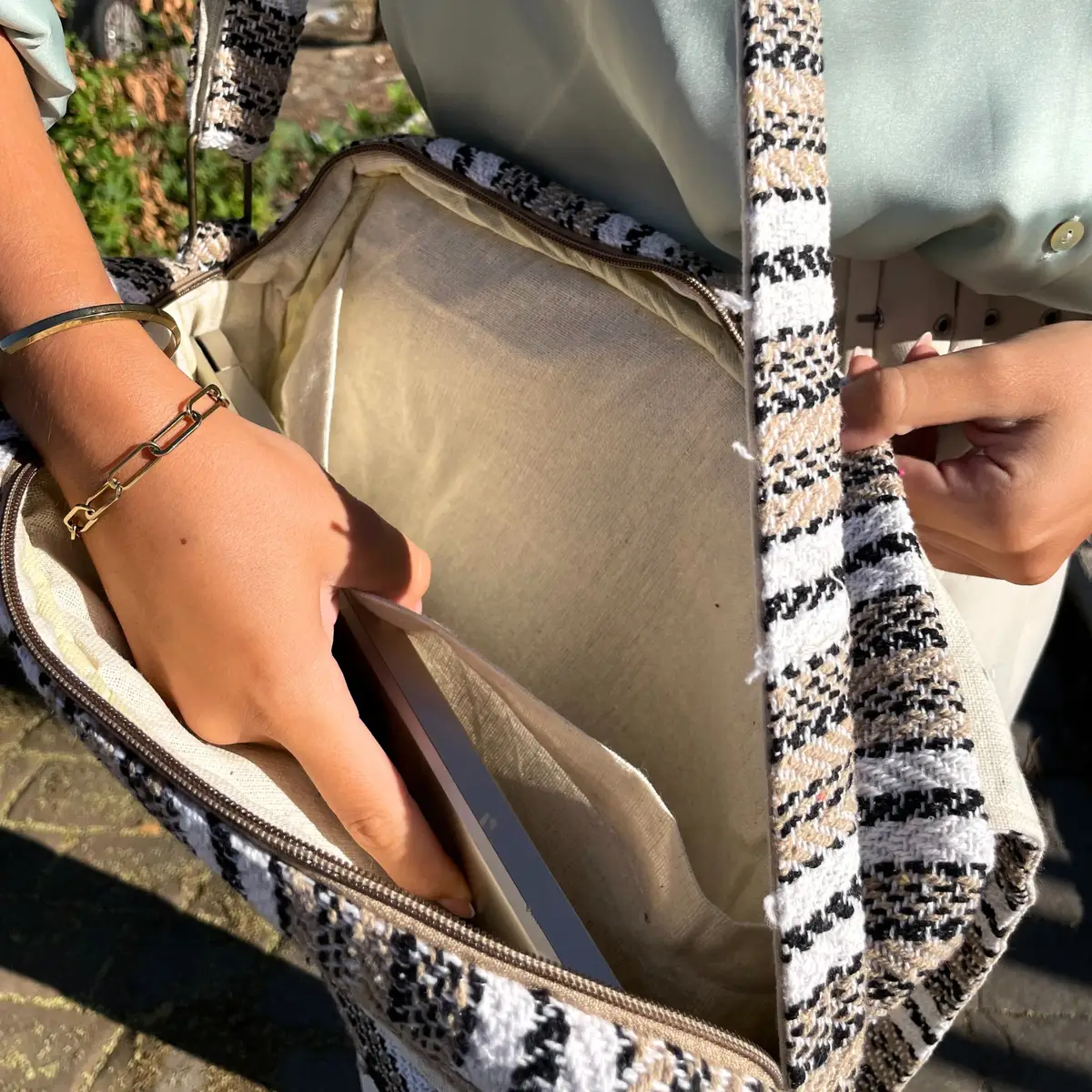 Mjuk laptopväska Banjara i kräm och grått - produktbild 2