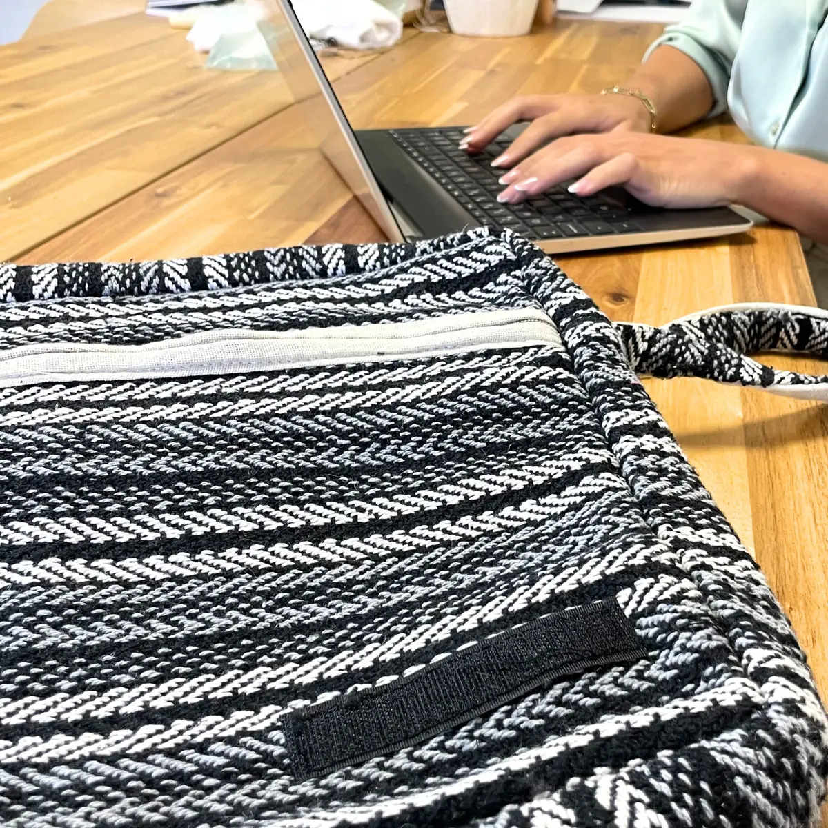 Mjuk laptopväska Banjara med grå ränder - produktbild 2
