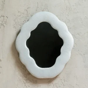 Mjuk vågig spegel i molnblå sammet 28x24x2,3 cm - produktbild 2