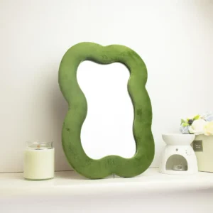 Mjuk vågig spegel stor i mossgrönt 33,4x23,5x2,3 cm - produktbild 2