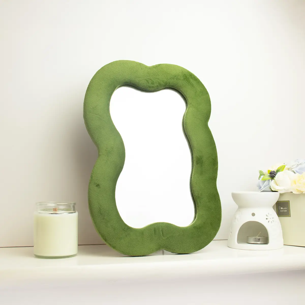 Mjuk vågig spegel stor i mossgrönt 33,4x23,5x2,3 cm - produktbild 2