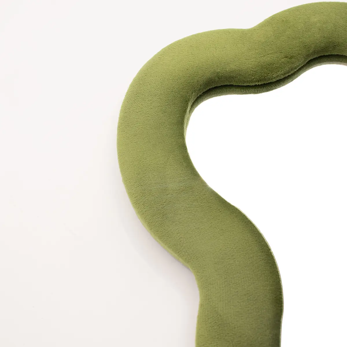 Mjuk vågig spegel stor i mossgrönt 33,4x23,5x2,3 cm - produktbild 4