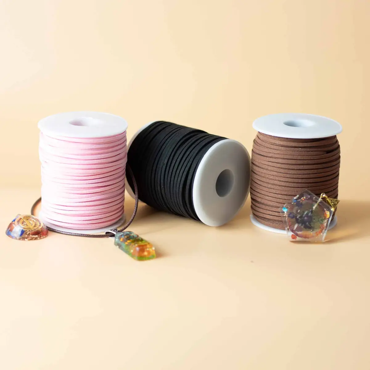 Mörkbrunt halsbandsband i konstmocka 2,5 mm x 45 m - produktbild 2
