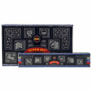 Förpackning med Nag Champa Super Hit rökelsepinnar med svart och grå dekor och röd text