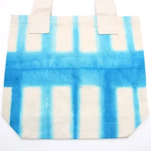 Naturlig batikfärgad bomullsväska med blå blockmönster 38x42x12 cm - produktbild 3