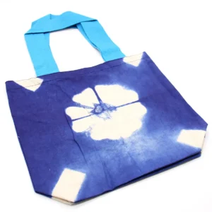 Naturlig batikfärgad bomullsväska med blå blomdesign och blått handtag 38x42x12 cm - produktbild 2