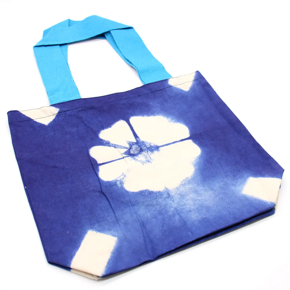 Naturlig batikfärgad bomullsväska med blå blomdesign och blått handtag 38x42x12 cm - produktbild 2