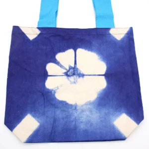 Naturlig batikfärgad bomullsväska med blå blomdesign och blått handtag 38x42x12 cm - produktbild 3