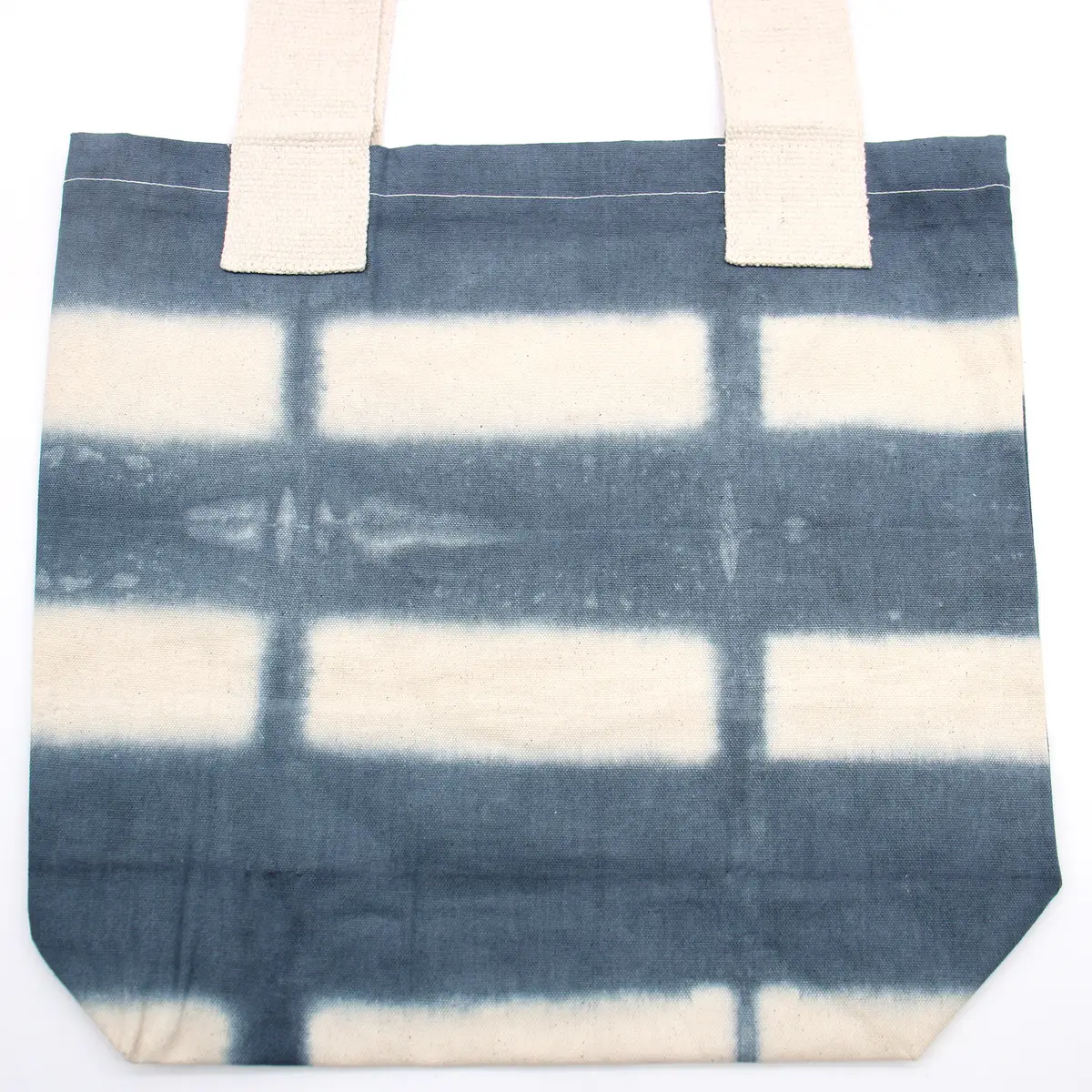 Naturlig batikfärgad bomullsväska med grå blockmönster 38x42x12 cm - produktbild 2
