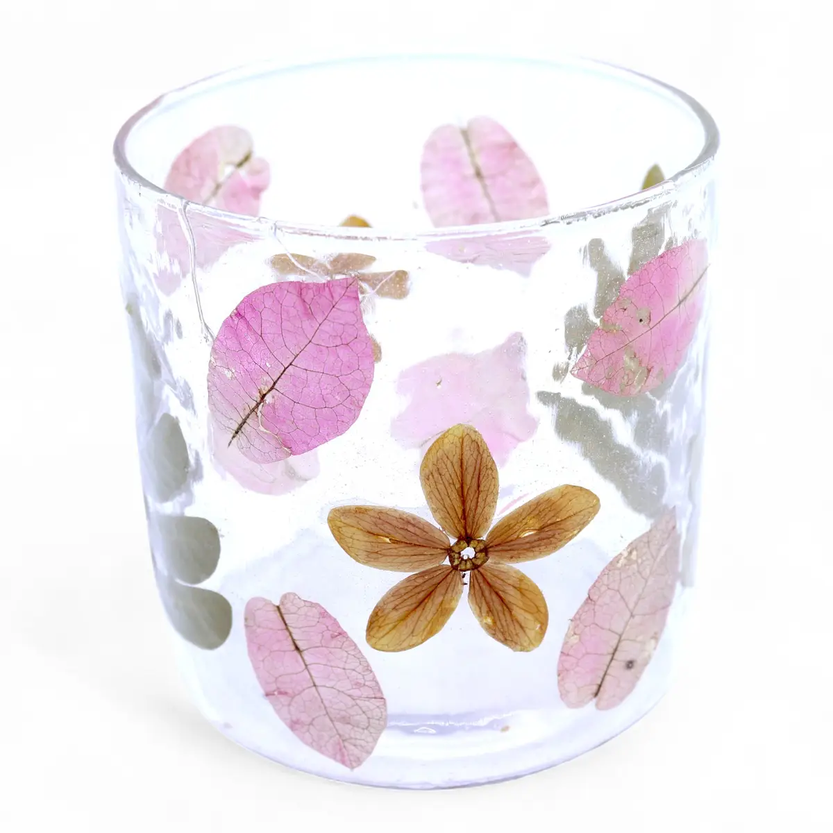 Glasljusstake med pressade rosa och bruna blommor och blad i återvunnet glas