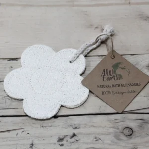 Vit loofah-kroppsskrubb i form av en blomma med upphängningssnöre och etikett