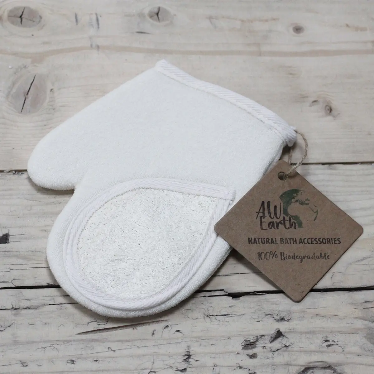 Vit loofah-skrubbvante i naturligt material på träbord