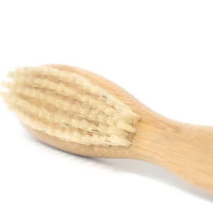 Närbild på naturlig skäggborste med bambuhandtag och vildsvinshår