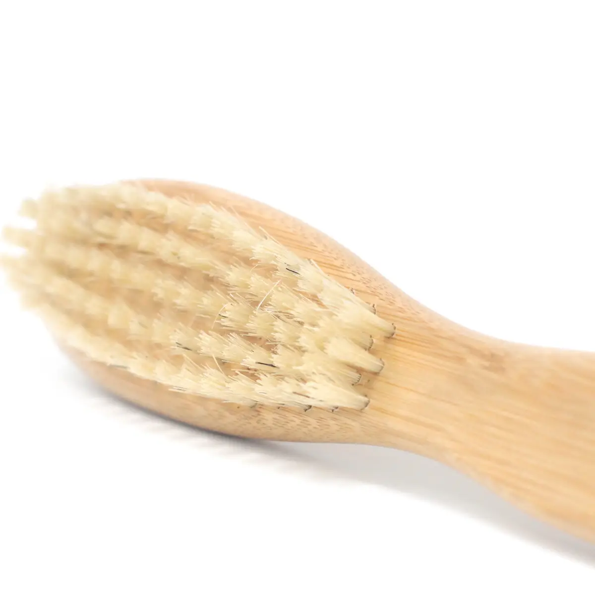 Närbild på naturlig skäggborste med bambuhandtag och vildsvinshår