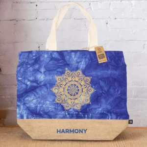 Naturlig strandväska i blå stonewash med mandalamotiv och text Harmony - produktbild 2