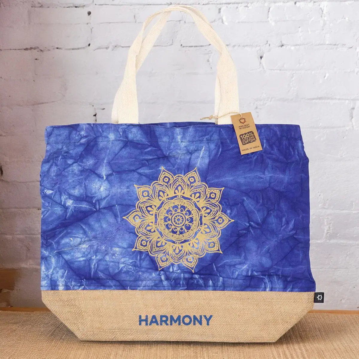 Naturlig strandväska i blå stonewash med mandalamotiv och text Harmony - produktbild 2