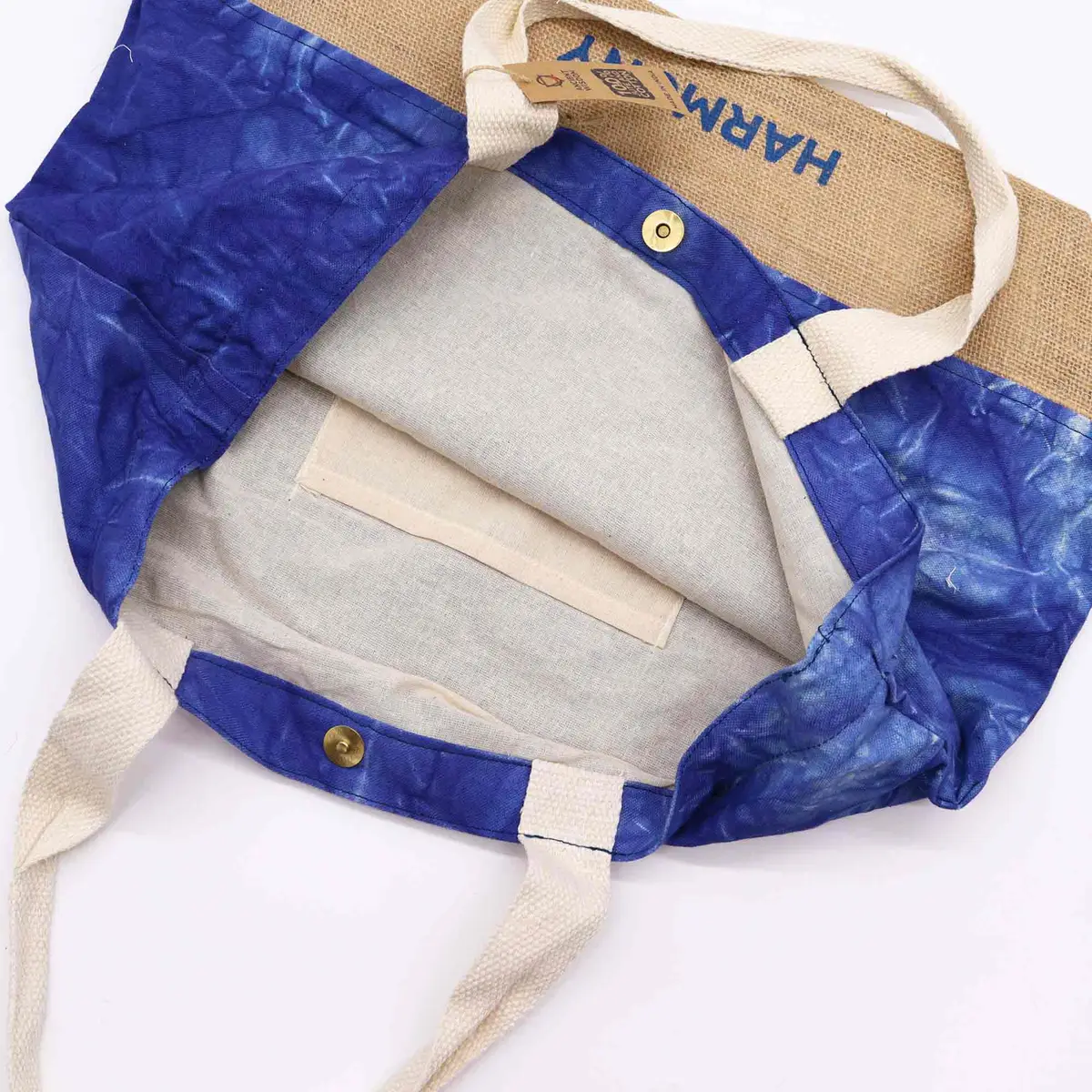 Naturlig strandväska i blå stonewash med mandalamotiv och text Harmony - produktbild 3
