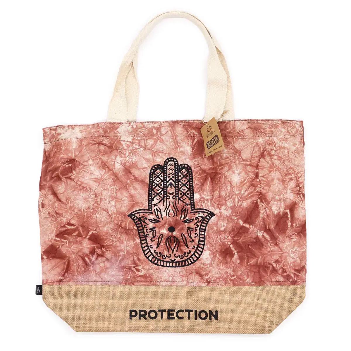 Terrakottafärgad strandväska i jute och bomull med svart Hamsa-symbol och texten Protection