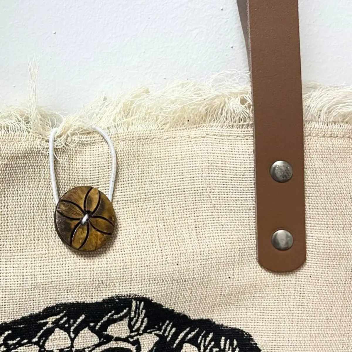 Naturlig tygkasse med läderhandtag och livets blomma-motiv - produktbild 5